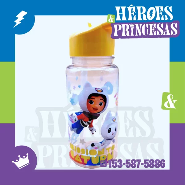 Botella infantil con pico rebatible y diseño de Gabby’s Dollhouse. Incluye correa. Ideal para jardín o salidas.