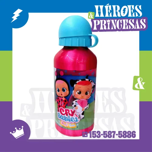 Botella infantil de aluminio con tapa a rosca y diseño de Cry Babies, disponible en Héroes y Princesas Lanús