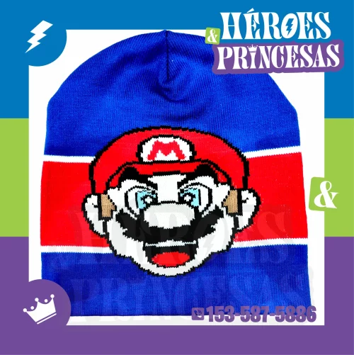 Gorro infantil azul con diseño de Mario Bros, franja roja central y cara del personaje, ideal para días frescos y estilo gamer