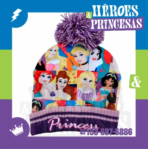 Gorro infantil con pompon de princesas Disney en colores violeta y rosado, con diseño de Cenicienta, Aurora y Rapunzel. Ideal para invierno y looks encantados