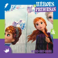 paraguas_infantil_frozen_con_diseño_celeste_ilustraciones_de_anna_y_elsa_castillos_y_copos_de_nieve_en_lanus_buenos_aires_argentina