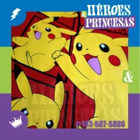 Remera de algodón rojo de manga larga para niños, con un estampado central de Pikachu en estilo caricatura, sentado sobre una Pokébola y rodeado de elementos de diseño coloridos y alegres.