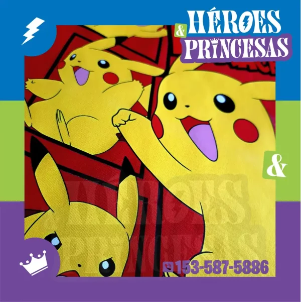 Remera de algodón rojo de manga larga para niños, con un estampado central de Pikachu en estilo caricatura, sentado sobre una Pokébola y rodeado de elementos de diseño coloridos y alegres.