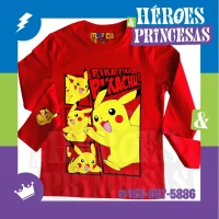 Remera de algodón rojo de manga larga para niños, con un estampado central de Pikachu en estilo caricatura, sentado sobre una Pokébola y rodeado de elementos de diseño coloridos y alegres.