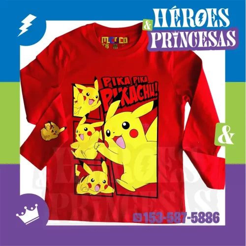 Remera de algodón rojo de manga larga para niños, con un estampado central de Pikachu en estilo caricatura, sentado sobre una Pokébola y rodeado de elementos de diseño coloridos y alegres.