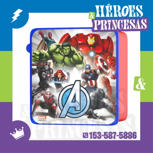 Tupper infantil con diseño colorido de los Avengers: Hulkbuster, Black Panther e Iron Man. Ideal para llevar almuerzo o merienda.