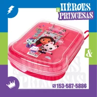 Lunchera rosa infantil con tapa ilustrada estilo Casa de Muñecas y ganchito colgante – Héroes y Princesas Lanús Argentina